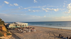 Una playa cerca, toallas de playa
