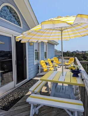 Outdoor dining - This BEAUTIFUL ISLAND HOME is the ideal location on Hatteras Island! (Rodanthe)