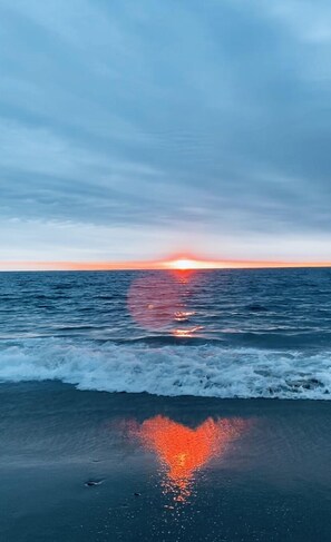 Rannalla, aurinkotuoleja