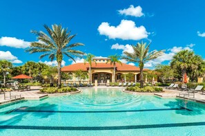 Lämmitetty uima-allas