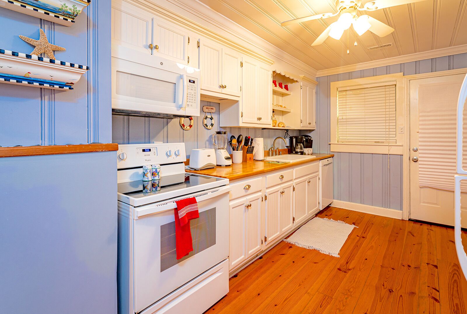 Fantastic Ocean Front Cottage with Private Swimming Pool right on the Beach!