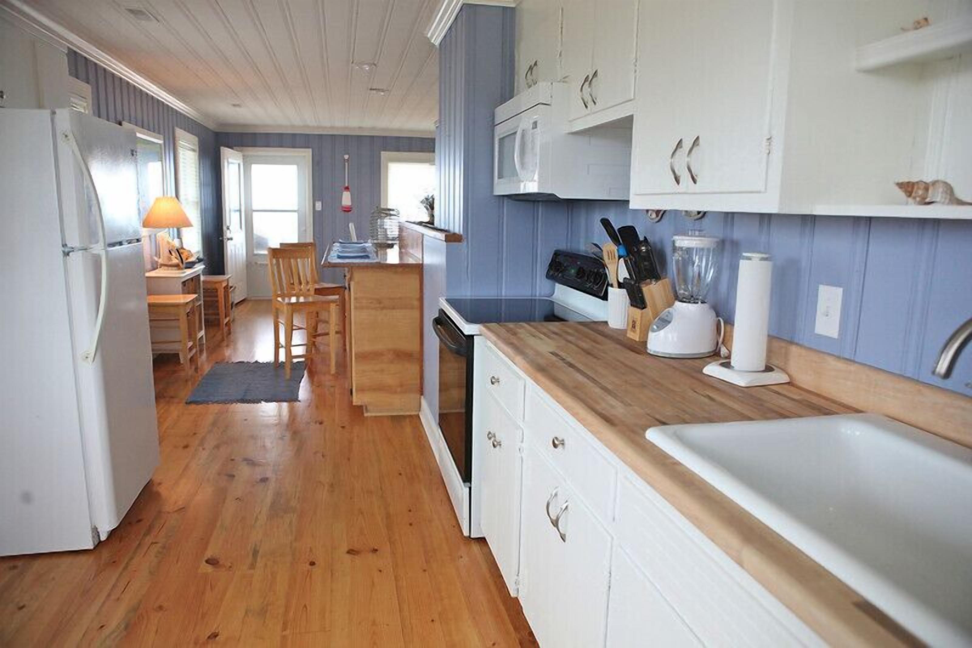 Fantastic Ocean Front Cottage with Private Swimming Pool right on the Beach!