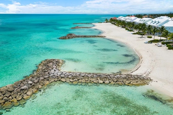 Una spiaggia nelle vicinanze, lettini da mare, teli da spiaggia