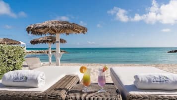 Nära stranden, solstolar och strandhanddukar