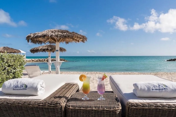 Nära stranden, solstolar och strandhanddukar