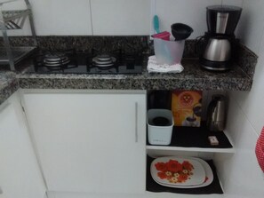 Refrigerador, microondas, placa de cocina, cafetera/tetera