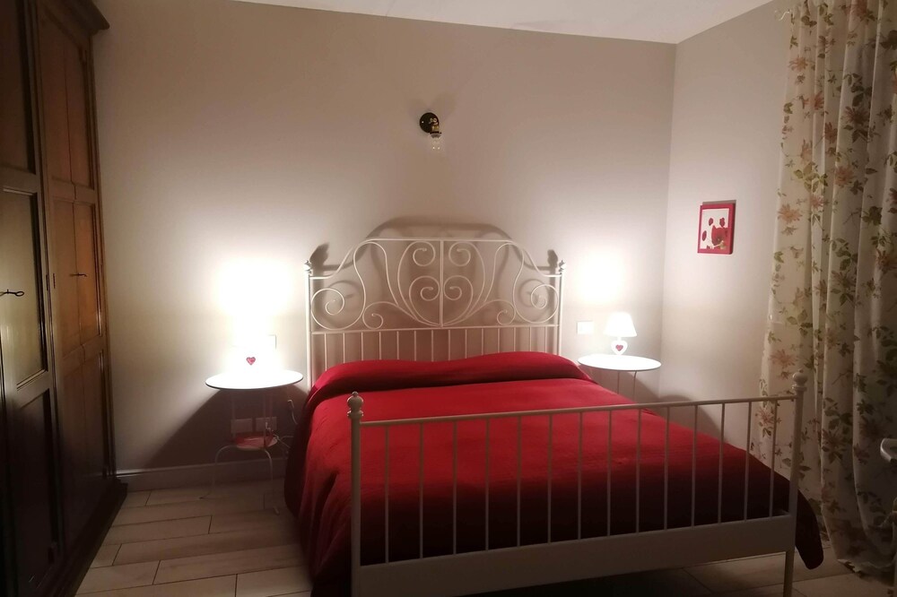 Romantic and bright apartment, located in a small paradise on Lake Garda
