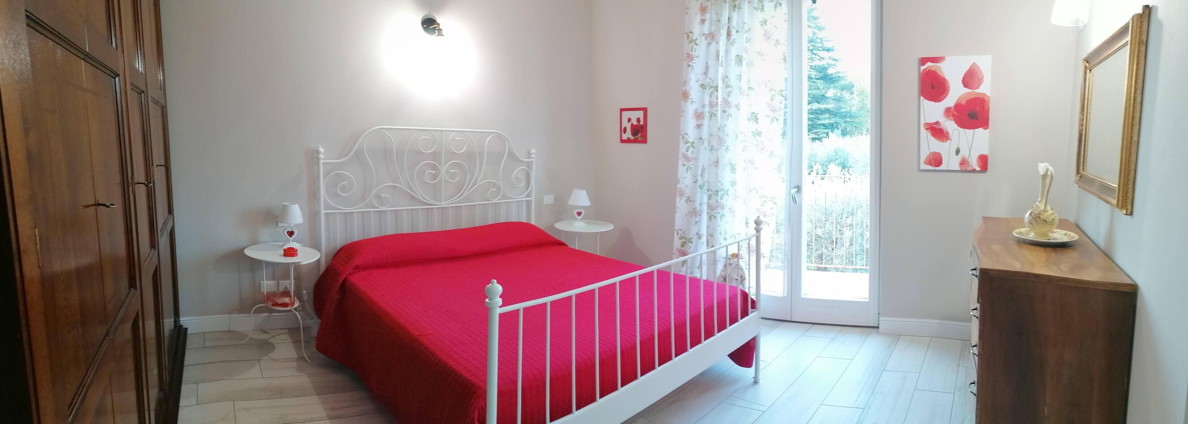 Romantic and bright apartment, located in a small paradise on Lake Garda