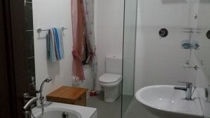 Appartement Confort | Salle de bain | Baignoire relaxante profonde, douche à « effet pluie », peignoirs