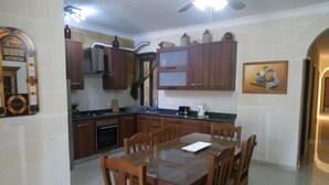 Appartement Confort | Cuisine privée | Grand réfrigérateur, micro-ondes, four, plaque de cuisson