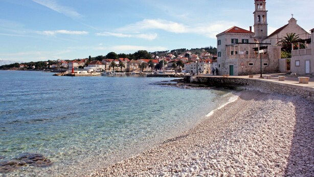Une ville côtière qui se distingue par son église imposante et sa plage de galets.