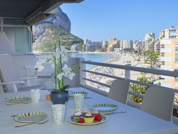 Outdoor dining - Cosy apartment for 4 people with pool, WIFI, A/C, TV and terrace (Calpe)