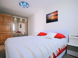 5 bedrooms, travel cot, free WiFi