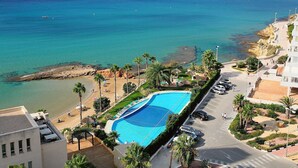 Ein Resort mit Schwimmbad, Strand und Meerblick.