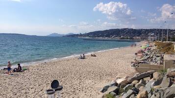 Beach nearby, sun-loungers, beach towels
