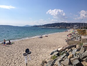 Beach nearby, sun-loungers, beach towels - Luxurious Beach Apartment, Juan Les Pins (Antibes)