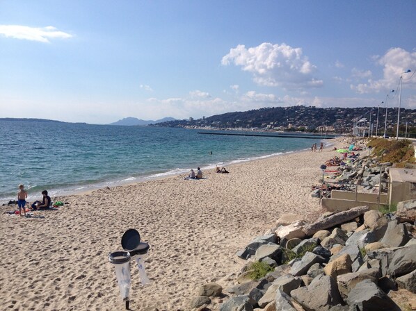 Beach nearby, sun loungers, beach towels