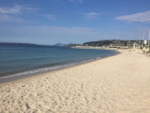 Beach nearby, sun-loungers, beach towels