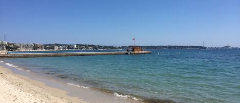 Beach nearby, sun-loungers, beach towels