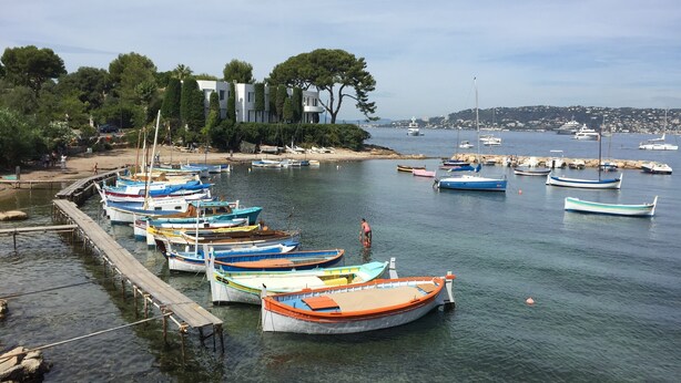A marina with various boats docked, a wooden pier, and a backdrop of trees and buildings. - Luxurious Beach Apartment, Juan Les Pins (Antibes)
