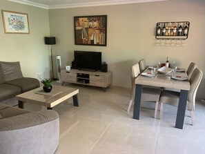 Smart TV, DVD player, books, video library - Luxurious Beach Apartment, Juan Les Pins (Antibes)