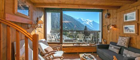 テレビ、DVD プレーヤー、ステレオ