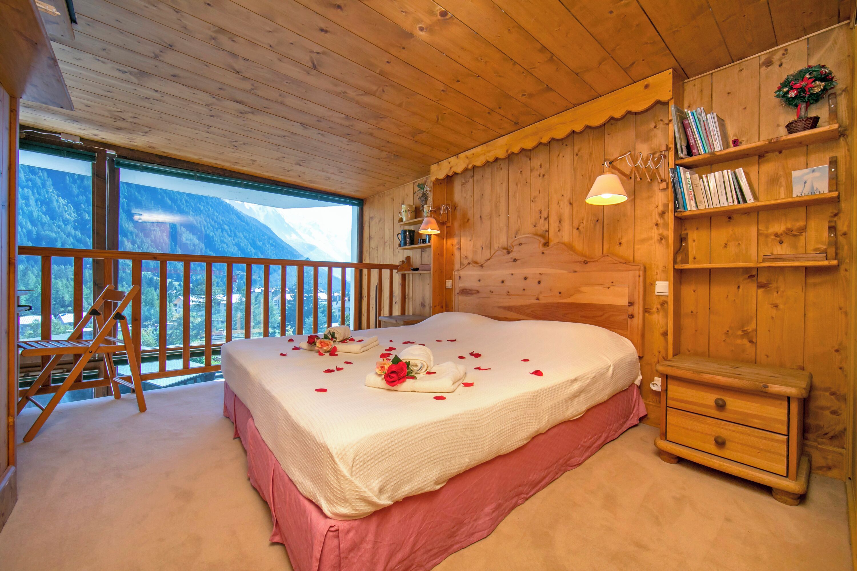 2 slaapkamers, een strijkplank/strijkijzer, wifi (toeslag), beddengoed