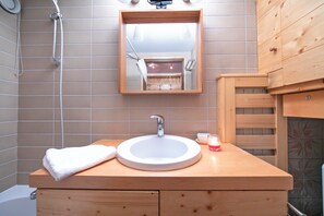 Combined shower/bathtub, hair dryer, towels