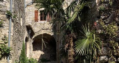 LA MAISON BLEUE PROCHE DES GORGES DE L' ARDĂCHE