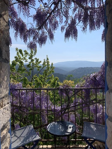 LA MAISON BLEUE PROCHE DES GORGES DE L' ARDÈCHE