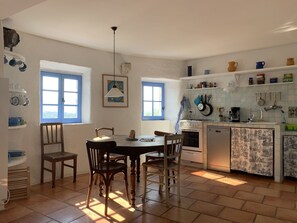 Fridge, oven, stovetop, dishwasher