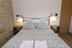 4 chambres, fer et planche à repasser, Wi-Fi gratuit, draps fournis