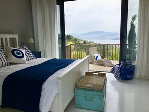 4 bedrooms, in-room safe, iron/ironing board, travel crib - Stunning Villa and Location! (XXXXX)