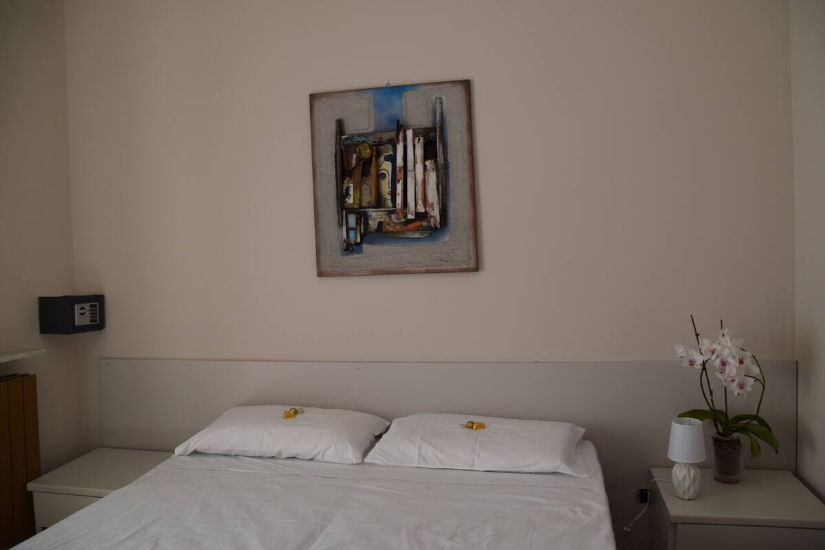 Minibar, caja de seguridad en la habitación y decoración personalizada