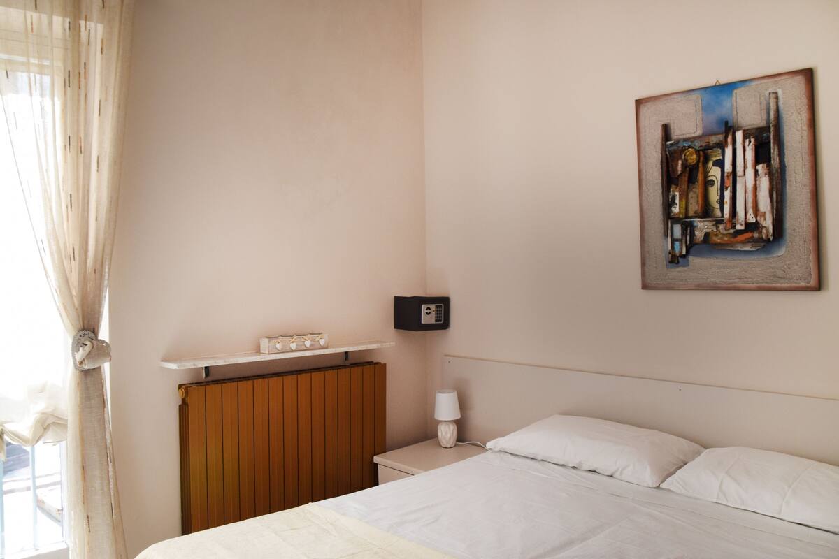 Minibar, caja de seguridad en la habitación y decoración personalizada