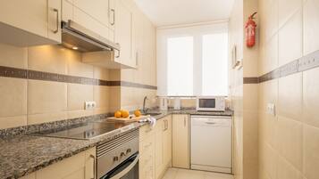 Coffee/tea maker, fridge, microwave, oven