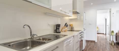 Refrigerador, microondas, horno, placa de cocina