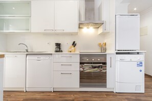 Kylskåp, mikrovågsugn, ugn och spishäll