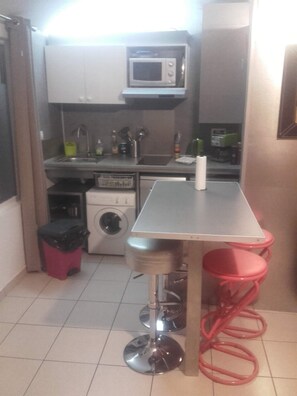 Fridge, microwave, stovetop, dishwasher - Maisonnette 15 minutes from Paris and Stade de France (Deuil-la-Barre)