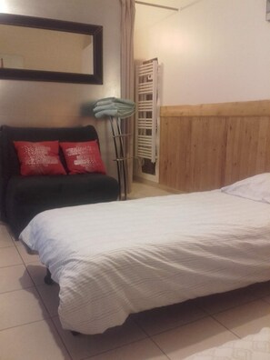 1 chambre, fer et planche à repasser, Wi-Fi gratuit, draps fournis