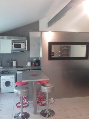 Réfrigérateur, micro-ondes, plaque de cuisson, lave-vaisselle