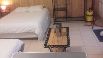 1 habitación, tabla de planchar con plancha, wifi gratis y ropa de cama