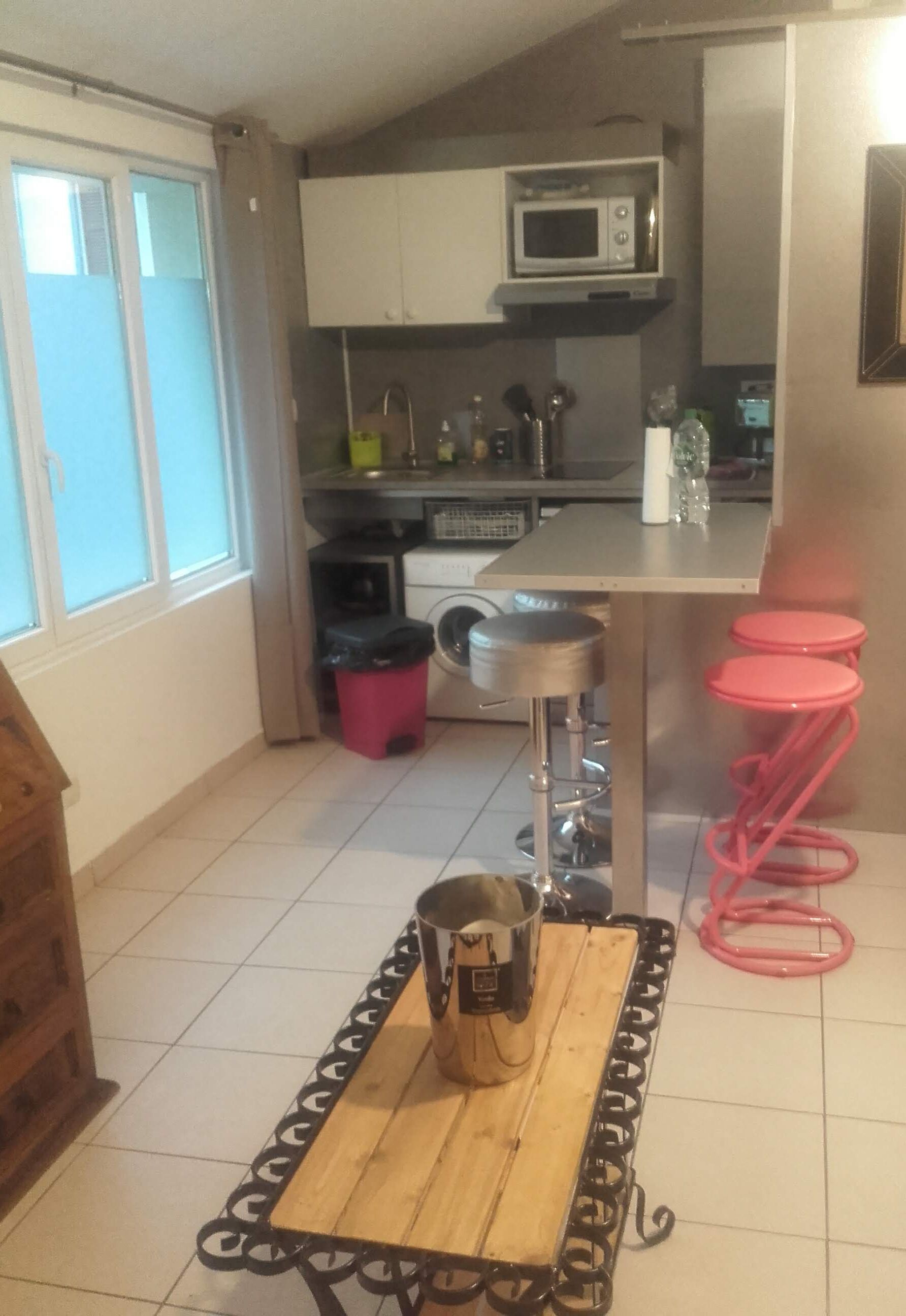 Frigorífico, microondas, placa de cocina y lavavajillas