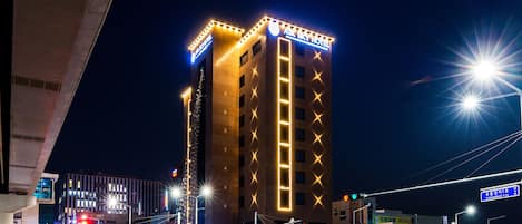 Façade de l’hébergement - soirée/nuit