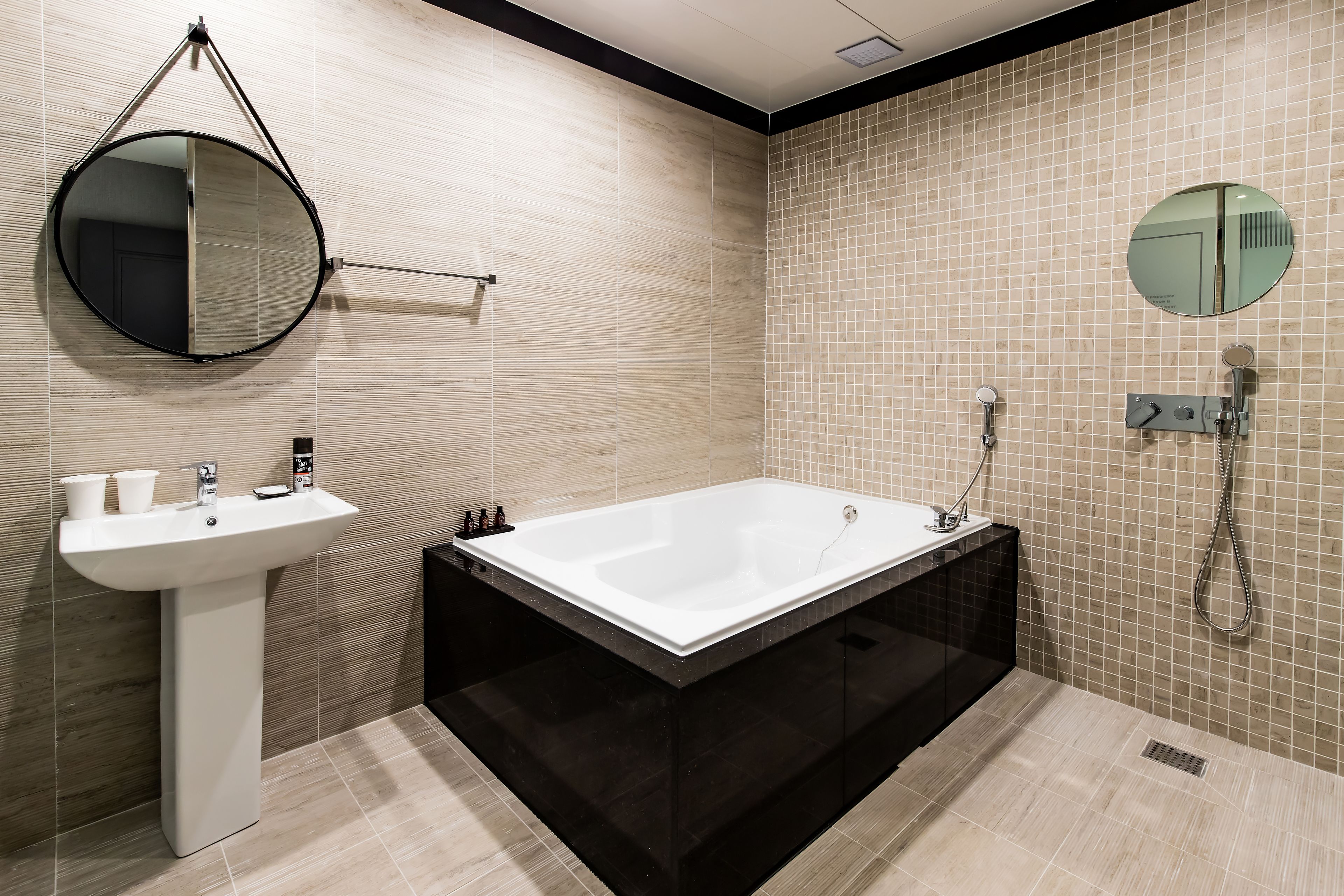 business studio suite | bathroom | combined shower/bathtub, deep-soaking bathtub, designer toiletries