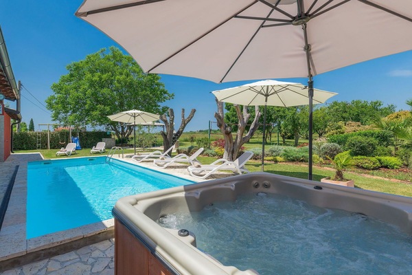 L'Eau, Plante, Ciel, Propriété, Bâtiment, Parapluie, Piscine, Bleu, Bleu Azur, Ombre