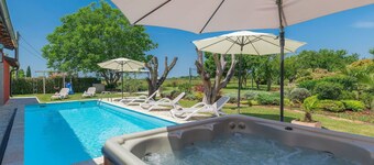 Stunning private villa with WIFI, private pool, A/C, hot tub, TV, terrace and pets allowed