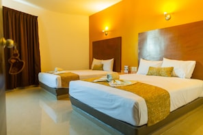 Habitación estándar, 2 camas de matrimonio, no fumadores | Escritorio, wifi gratis, ropa de cama