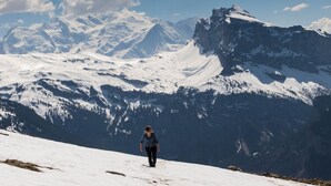 A person walking on a snow-covered mountain path with a mountain range in the background. - Family friendly 3-bedroom apartment in Samoens close to ski bus and amenities (Samoëns)