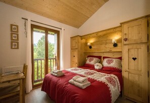 3 bedrooms, iron/ironing board, travel cot, free WiFi